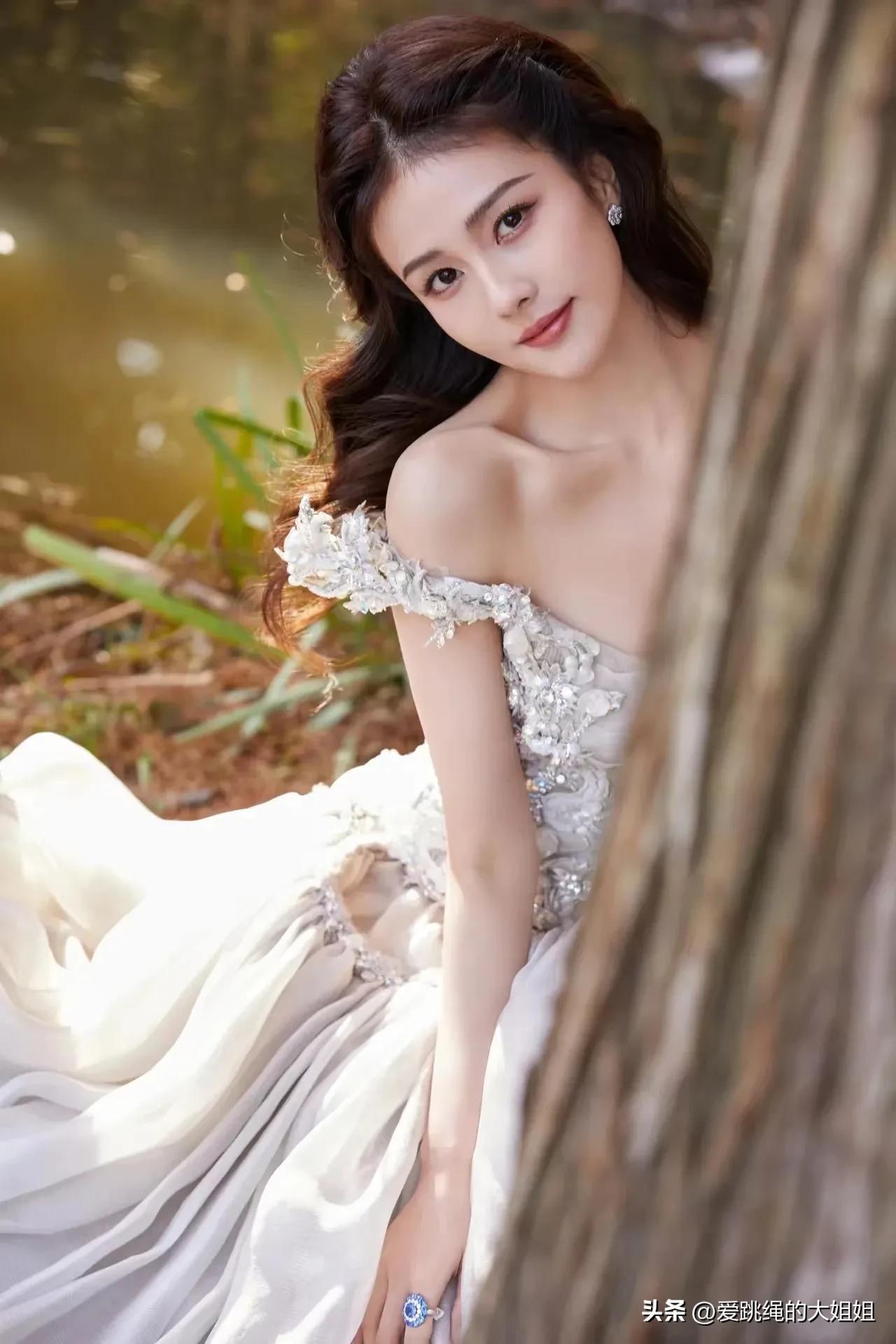 仙气飘飘的白鹿，性感美丽