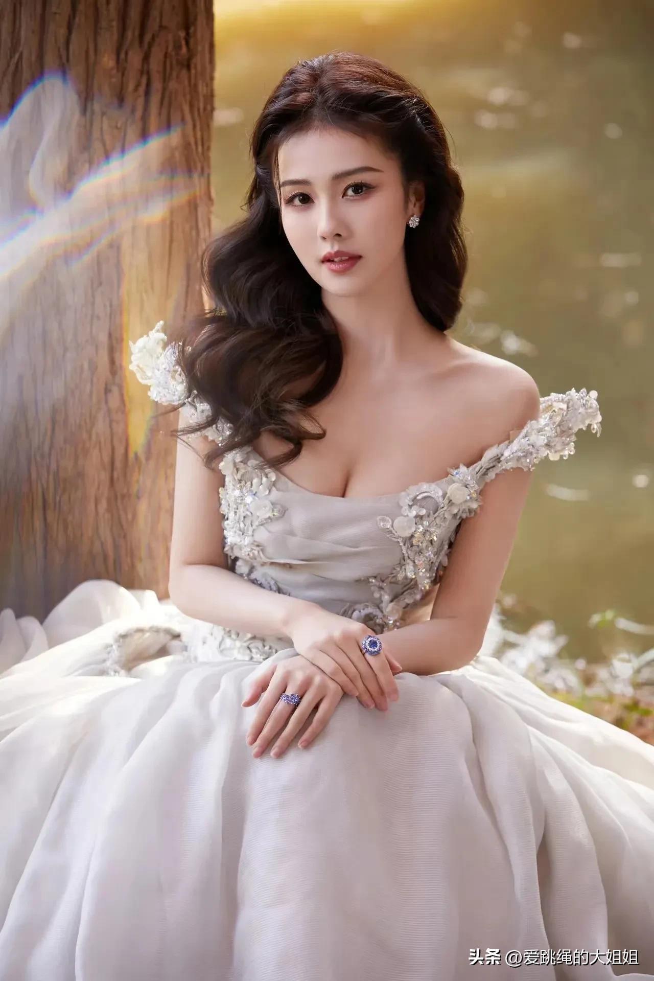 仙气飘飘的白鹿，性感美丽