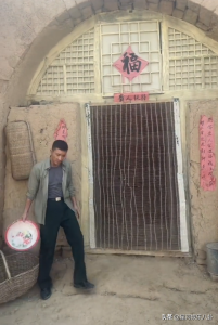 ​40岁张铎回陕西老家住窑洞啃果子，皮肤黝黑接地气