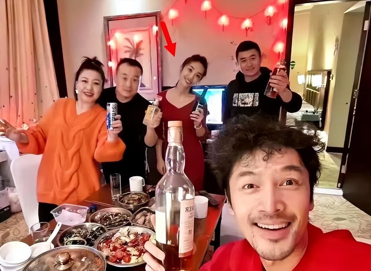 唐嫣父亲抱孙女探望舅妈黄曦宁，3岁小小糖呆萌可爱，着急见妹妹