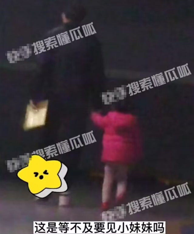 唐嫣父亲抱孙女探望舅妈黄曦宁，3岁小小糖呆萌可爱，着急见妹妹