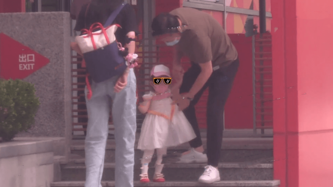 唐嫣父亲抱孙女探望舅妈黄曦宁，3岁小小糖呆萌可爱，着急见妹妹