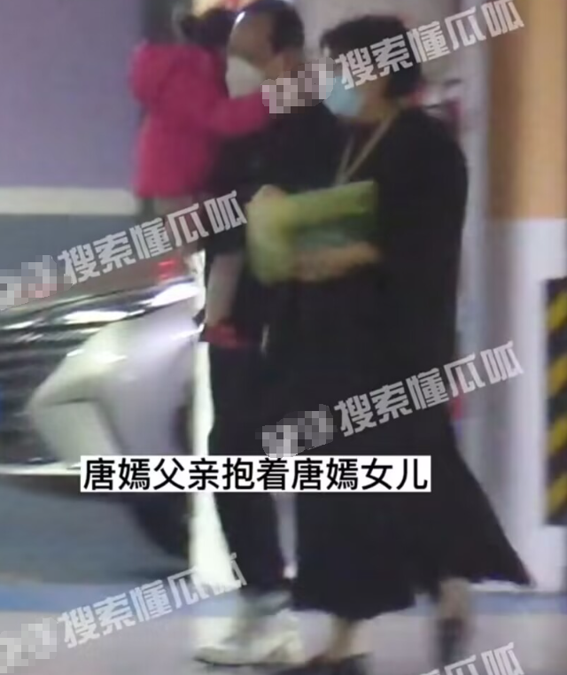 唐嫣父亲抱孙女探望舅妈黄曦宁，3岁小小糖呆萌可爱，着急见妹妹
