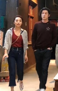 ​唐嫣父亲抱孙女探望舅妈黄曦宁，3岁小小糖呆萌可爱，着急见妹妹