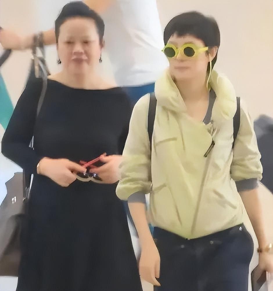 孙俪母女罕见合体露面，妈妈穿小黑裙似贵妇，女儿打扮随意像跟班