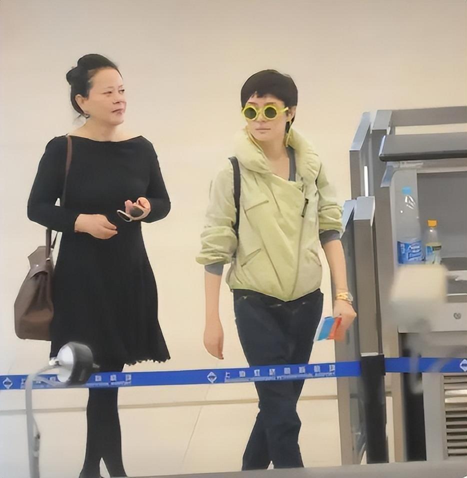 孙俪母女罕见合体露面，妈妈穿小黑裙似贵妇，女儿打扮随意像跟班