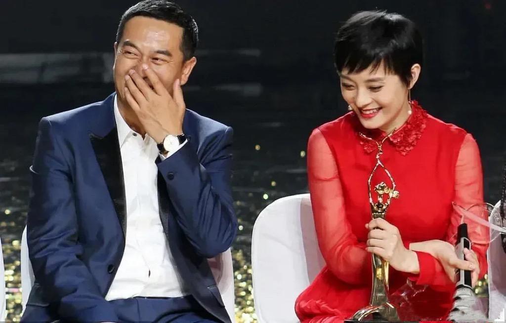 孙俪母女罕见合体露面，妈妈穿小黑裙似贵妇，女儿打扮随意像跟班
