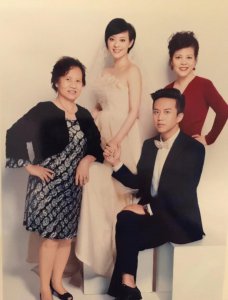 ​孙俪母女罕见合体露面，妈妈穿小黑裙似贵妇，女儿打扮随意像跟班