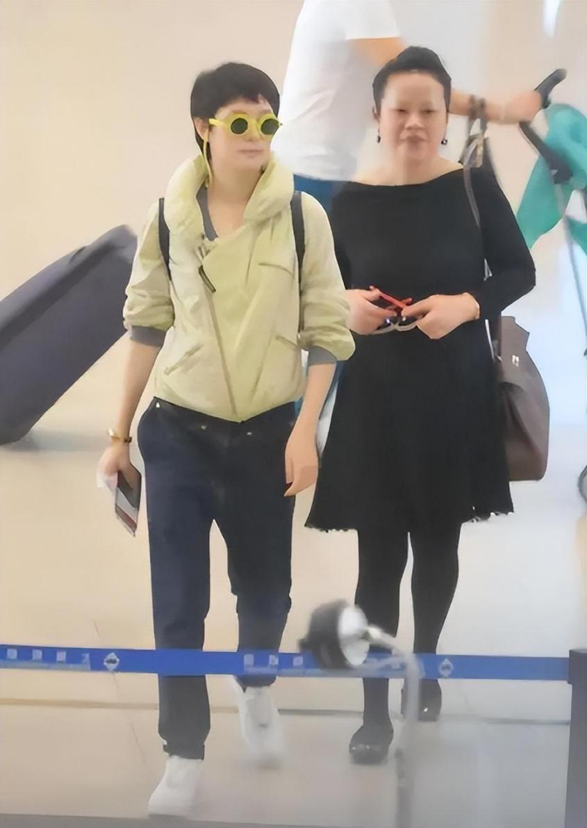 孙俪母女罕见合体露面，妈妈穿小黑裙似贵妇，女儿打扮随意像跟班