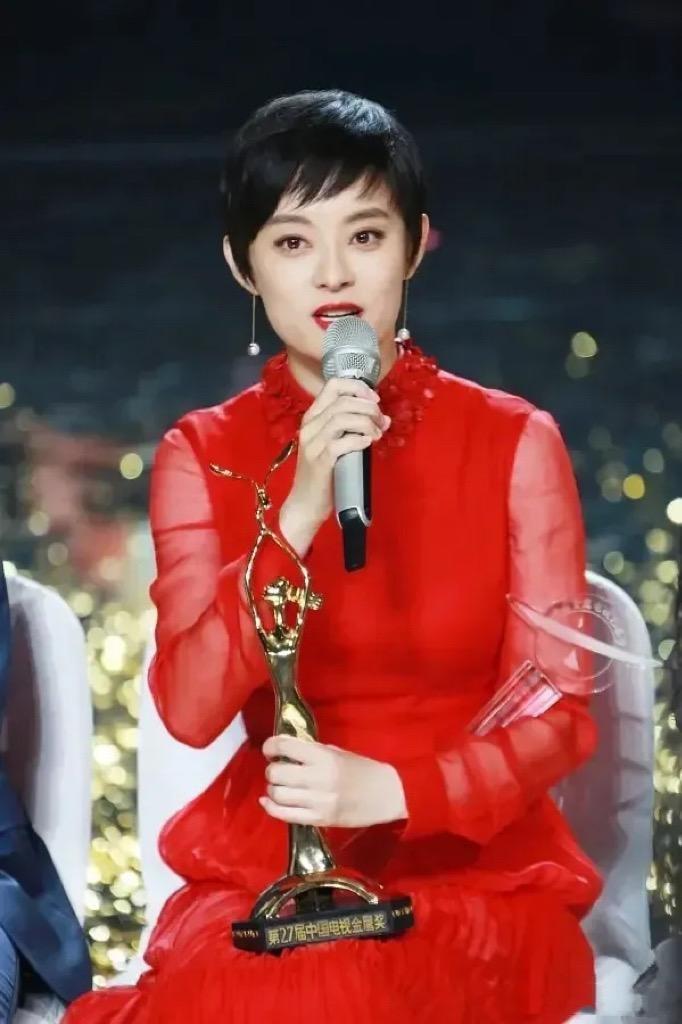 孙俪母女罕见合体露面，妈妈穿小黑裙似贵妇，女儿打扮随意像跟班