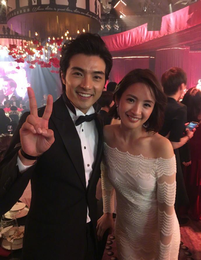 林依晨素颜被偶遇，宽松卫衣扎丸子像00后，圆脸果然最抗老减龄