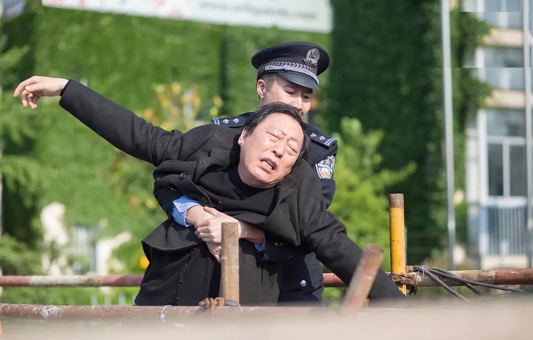 倪大红走红背后：因丑遭张艺谋调侃，曾演大自己5岁老戏骨的老爸