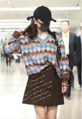 “冻”美人杨蓉走机场，立冬穿短裙不怕冷，一点看不出是奔四的人