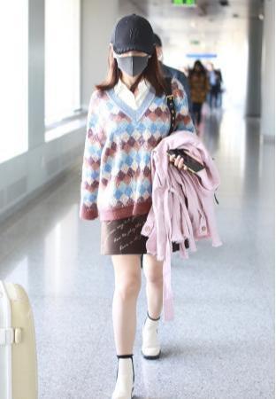 “冻”美人杨蓉走机场，立冬穿短裙不怕冷，一点看不出是奔四的人