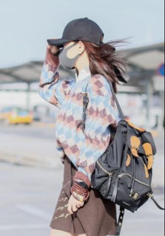 “冻”美人杨蓉走机场，立冬穿短裙不怕冷，一点看不出是奔四的人