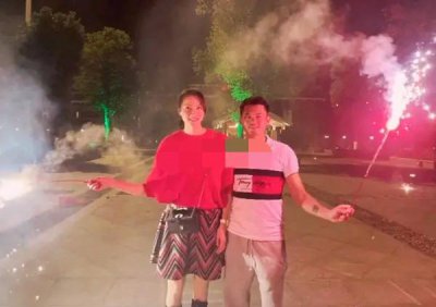 ​林丹谢杏芳罕见同框，夫妻二人面带微笑，相互依偎，甚是甜蜜