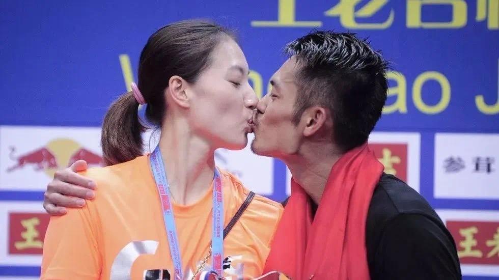 林丹谢杏芳罕见同框，夫妻二人面带微笑，相互依偎，甚是甜蜜