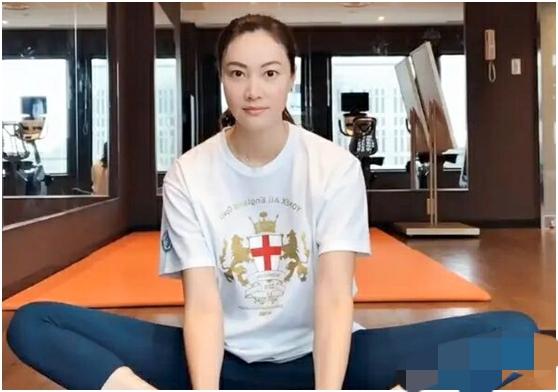 林丹谢杏芳罕见同框，夫妻二人面带微笑，相互依偎，甚是甜蜜