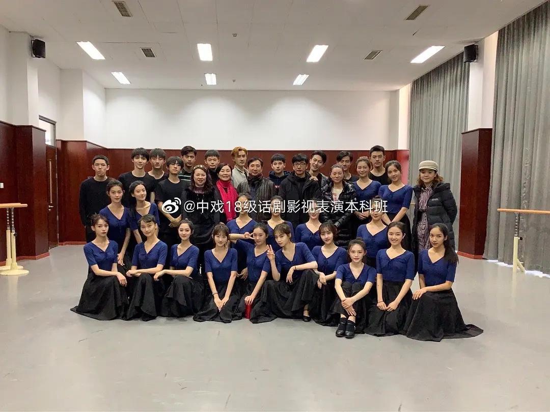 中戏18级合影，胡先煦最端正有精气神，网友：女生有几个好漂亮