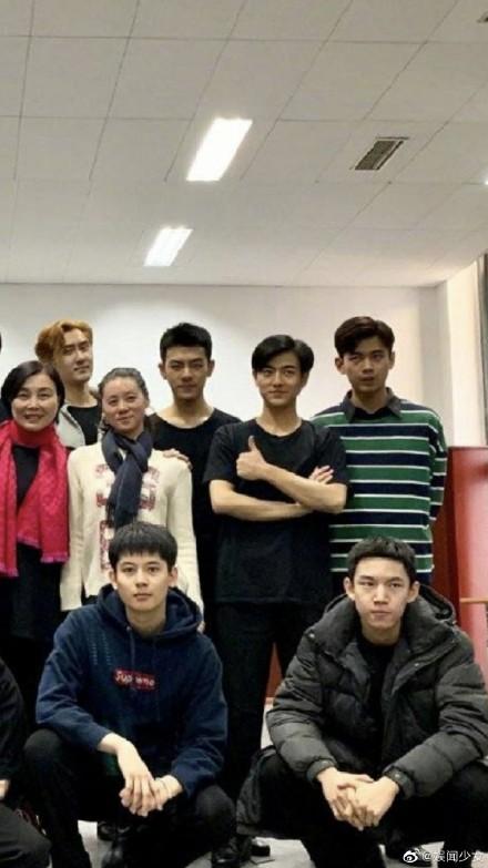 中戏18级合影，胡先煦最端正有精气神，网友：女生有几个好漂亮