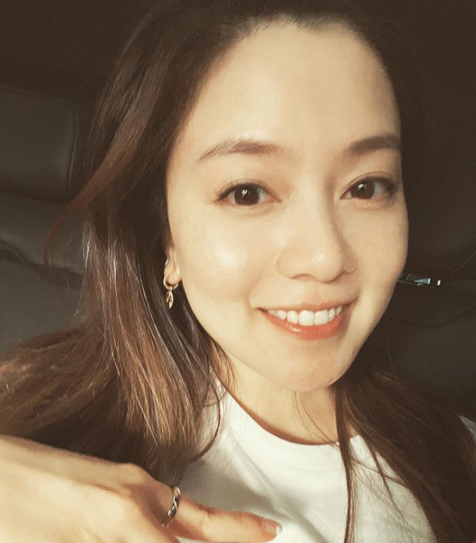 1岁周渝民罕秀恩爱！与演员妻子依偎很甜蜜，衣服穿10年太节俭"