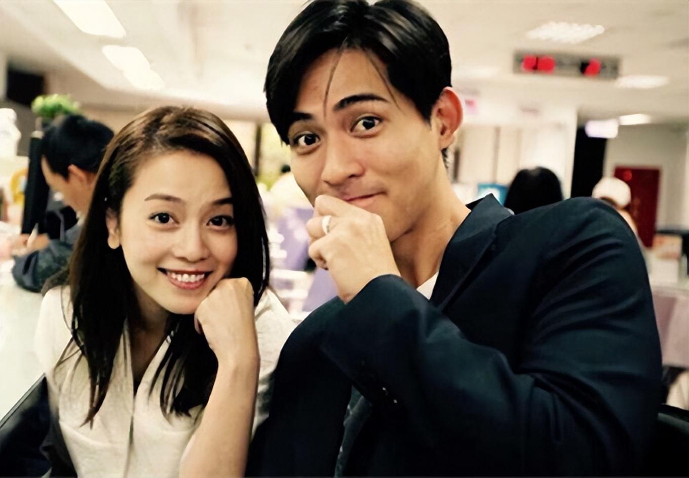 1岁周渝民罕秀恩爱！与演员妻子依偎很甜蜜，衣服穿10年太节俭"