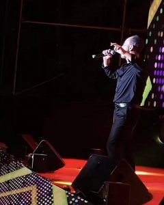 ​旭日阳刚简介()旭日阳刚王旭近况曝光，现身乡村晚会，卖力演唱却遭冷场略显尴