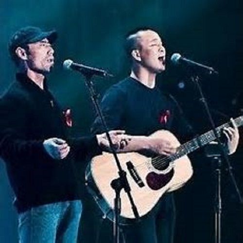 旭日阳刚王旭近况曝光，现身乡村晚会，卖力演唱却遭冷场略显尴尬