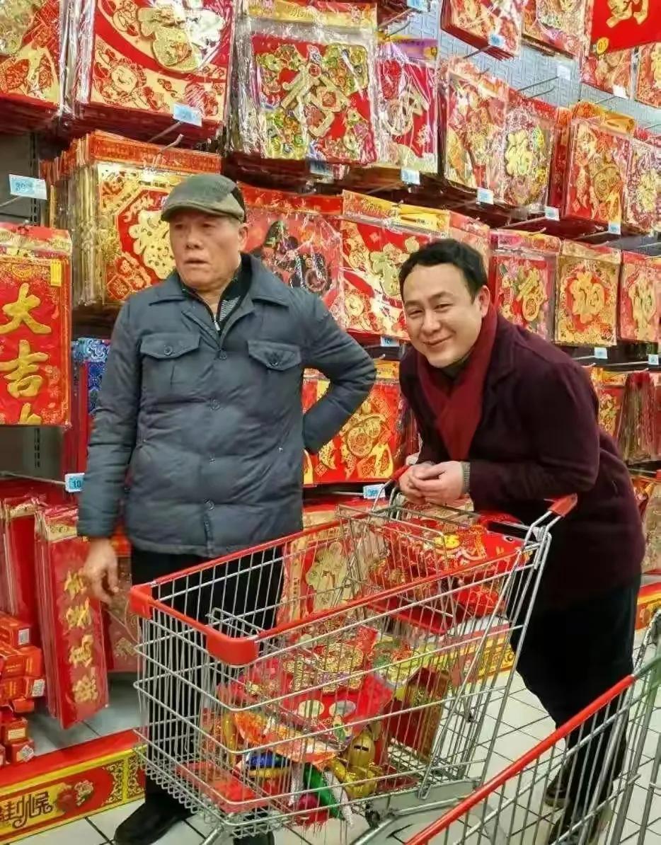 张颂文：47岁成顶流一夜爆红，遇粉丝接机不知所措，可以买房子了