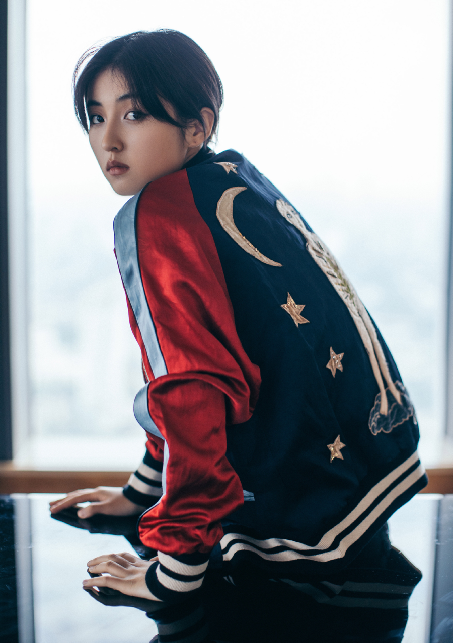 刘德华张子枫新戏杀青，两人这次演父女，刘德华抱着一把麦穗合影