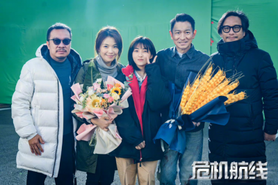 ​刘德华张子枫新戏杀青，两人这次演父女，刘德华抱着一把麦穗合影