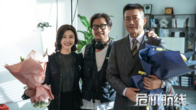 刘德华张子枫新戏杀青，两人这次演父女，刘德华抱着一把麦穗合影