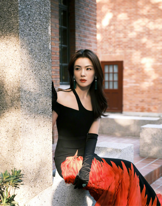 刘德华张子枫新戏杀青，两人这次演父女，刘德华抱着一把麦穗合影