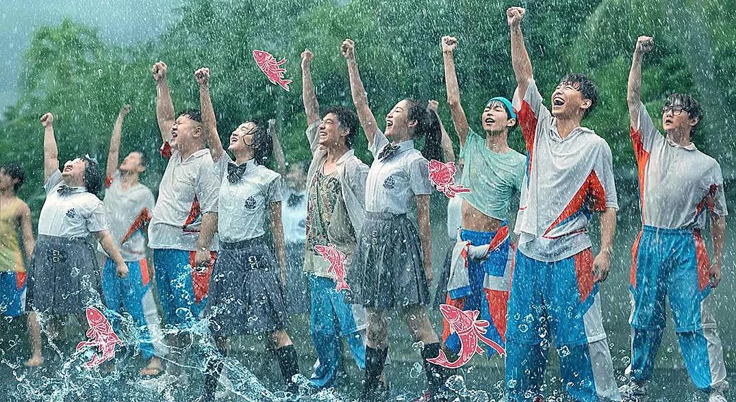 燃野少年的天空开分8.8，彭昱畅崴脚拍戏太敬业，还在雨中跳舞