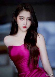 ​关晓彤 妩媚玫红装扮
