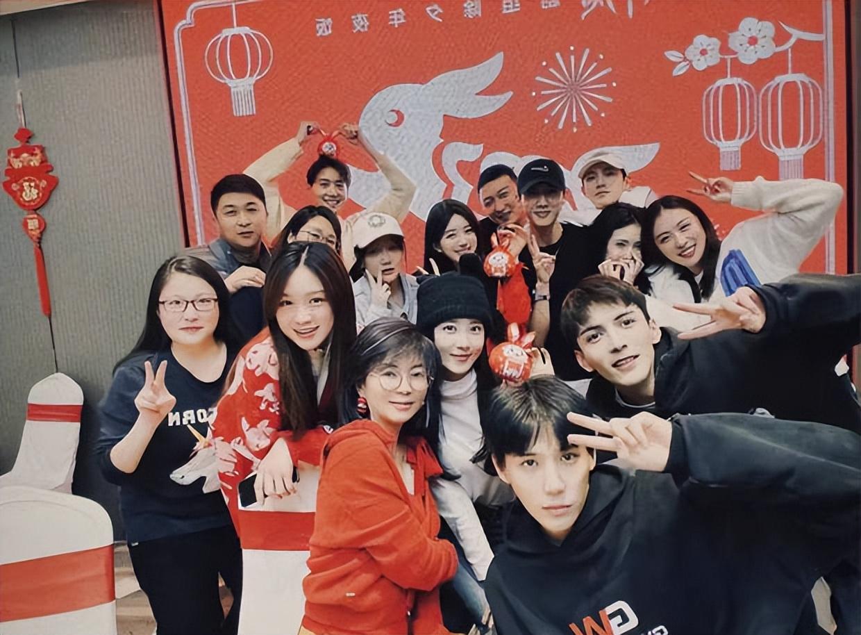 赵露思与《神隐》制片人亲密合照 对镜头比耶超少女
