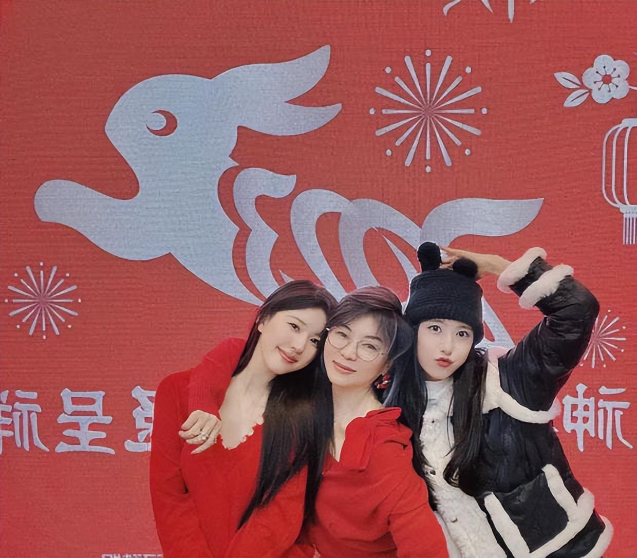 赵露思与《神隐》制片人亲密合照 对镜头比耶超少女