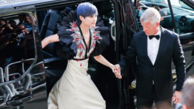 ​李宇春 结婚（李宇春和外国老头结婚）