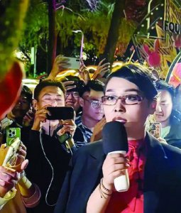 ​那英模仿者“这英”被父母扫兴了20年 i人小孩吃个苹果都要躲进被窝吃