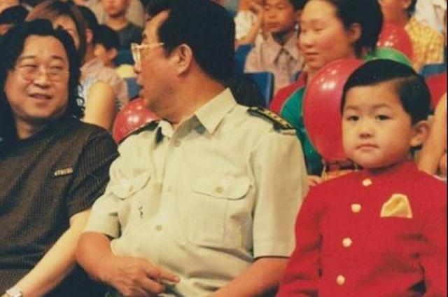 被儿子拉下水的李双江（继狱中儿子戴手铐出席李双江葬礼后）(9)