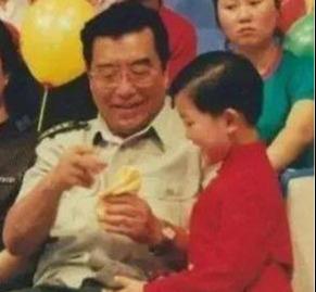 被儿子拉下水的李双江（继狱中儿子戴手铐出席李双江葬礼后）(10)