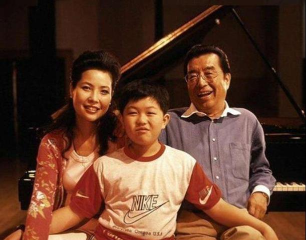 被儿子拉下水的李双江（继狱中儿子戴手铐出席李双江葬礼后）(19)