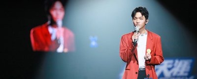 ​蔡维泽为什么戴手套