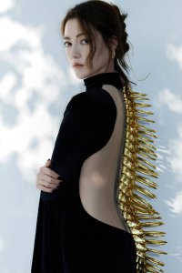 ​娜然＂金色骨尾＂造型吸睛，眉眼藏锋气场全开