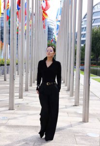 ​巩俐全黑Look搭金框眼镜 气场全开演绎高级美感