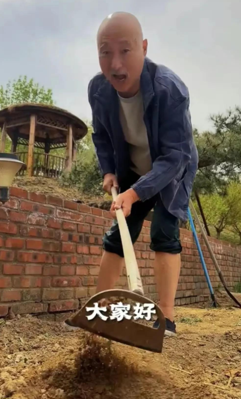 69岁陈佩斯返璞归真，坐拥北京万亩良田，父子情深一同耕田
