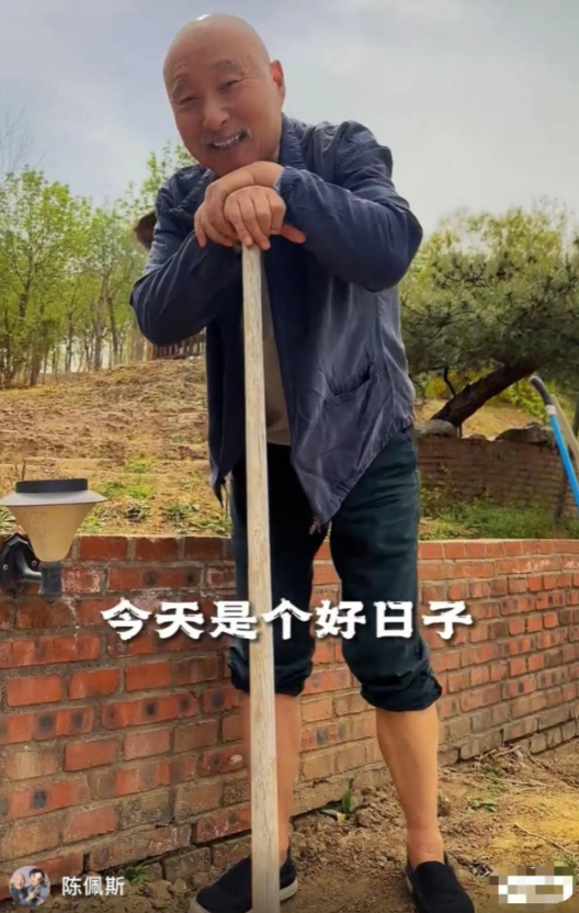 69岁陈佩斯返璞归真，坐拥北京万亩良田，父子情深一同耕田