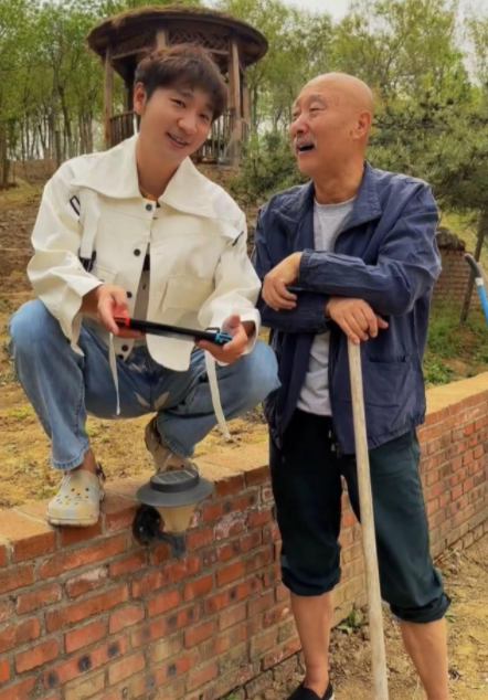 69岁陈佩斯返璞归真，坐拥北京万亩良田，父子情深一同耕田
