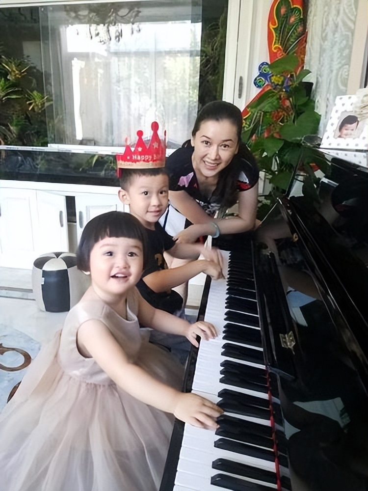 黄海冰：前妻不想要孩子，无奈离婚，再婚后很快儿女双全幸福无比
