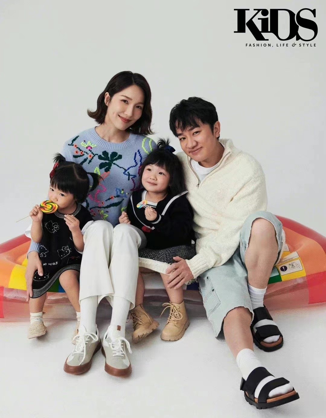 王祖蓝一家四口合体首封，妻子长腿抢眼，俩女儿和爸共用一张脸